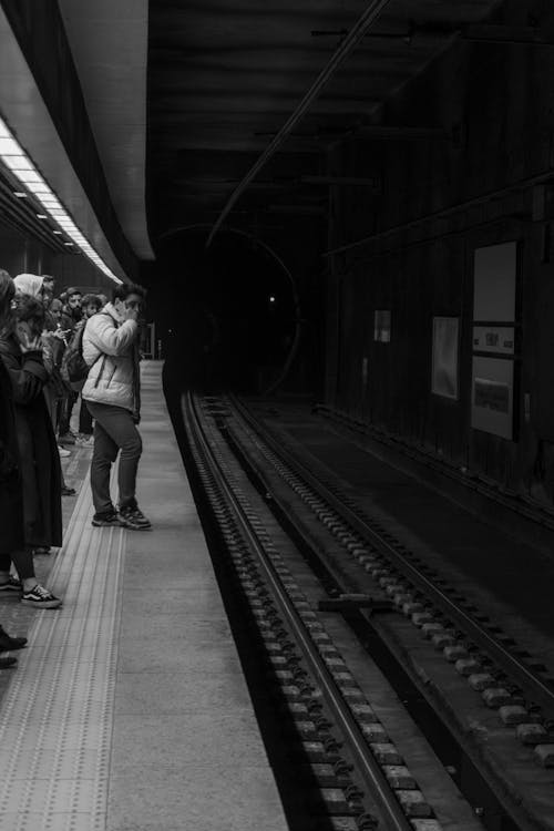 Základová fotografie zdarma na téma čekání, černobílý, městský