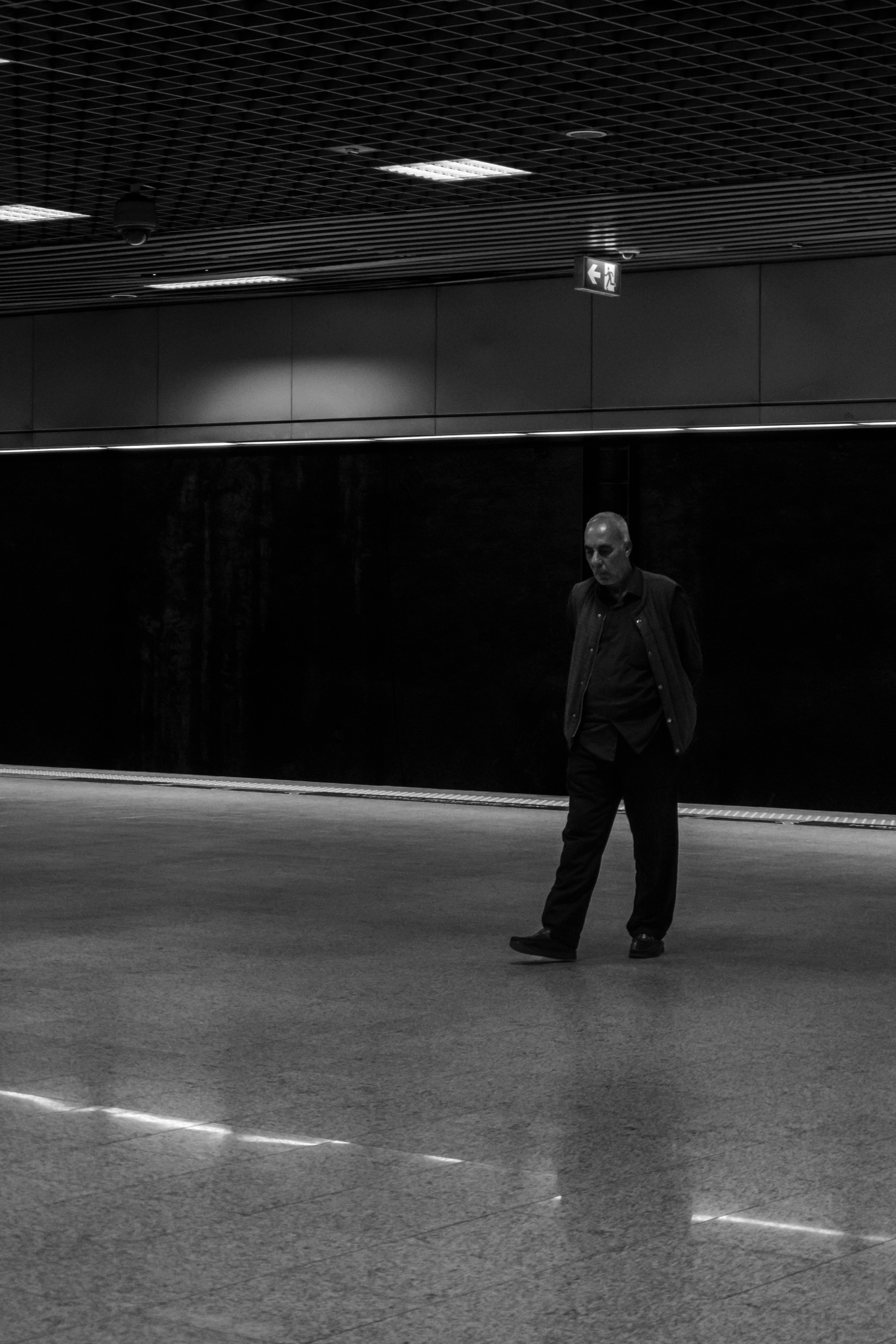 Walking In Metro Station Photos, Download The BEST Free Walking In