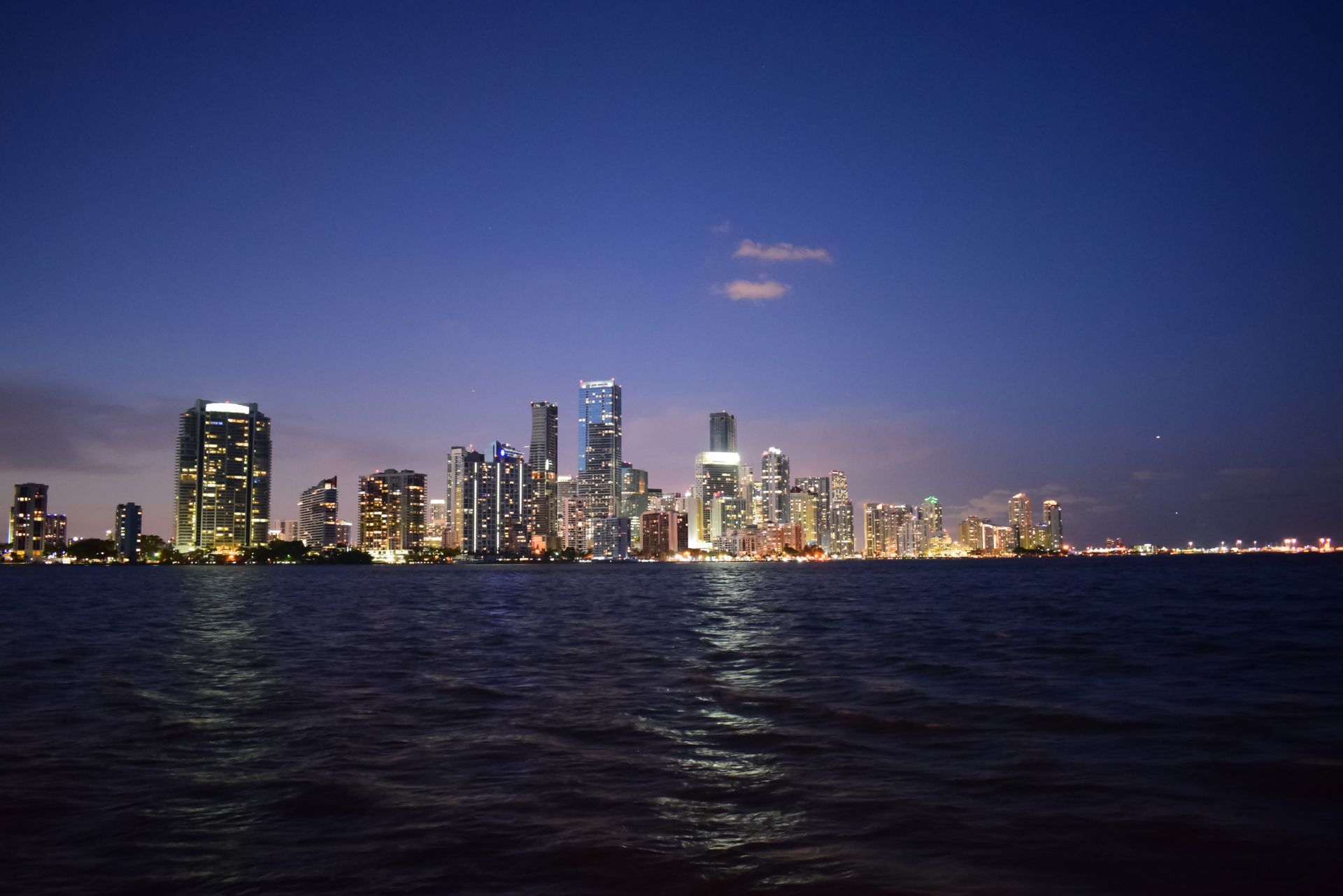 Vista nocturna del paseo marítimo de Miami