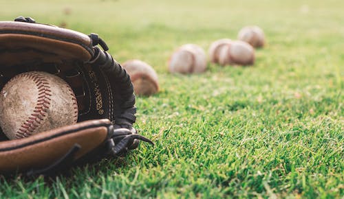 Weißer Baseballball Auf Braunem Leder Baseballhandschuh