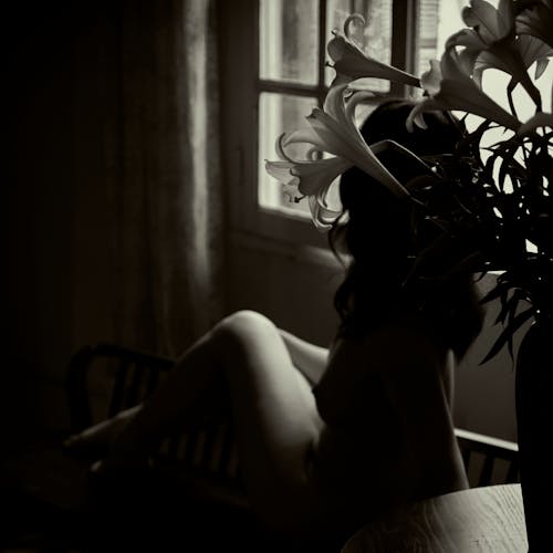Foto d'estoc gratuïta de blanc i negre, dona nua, flors