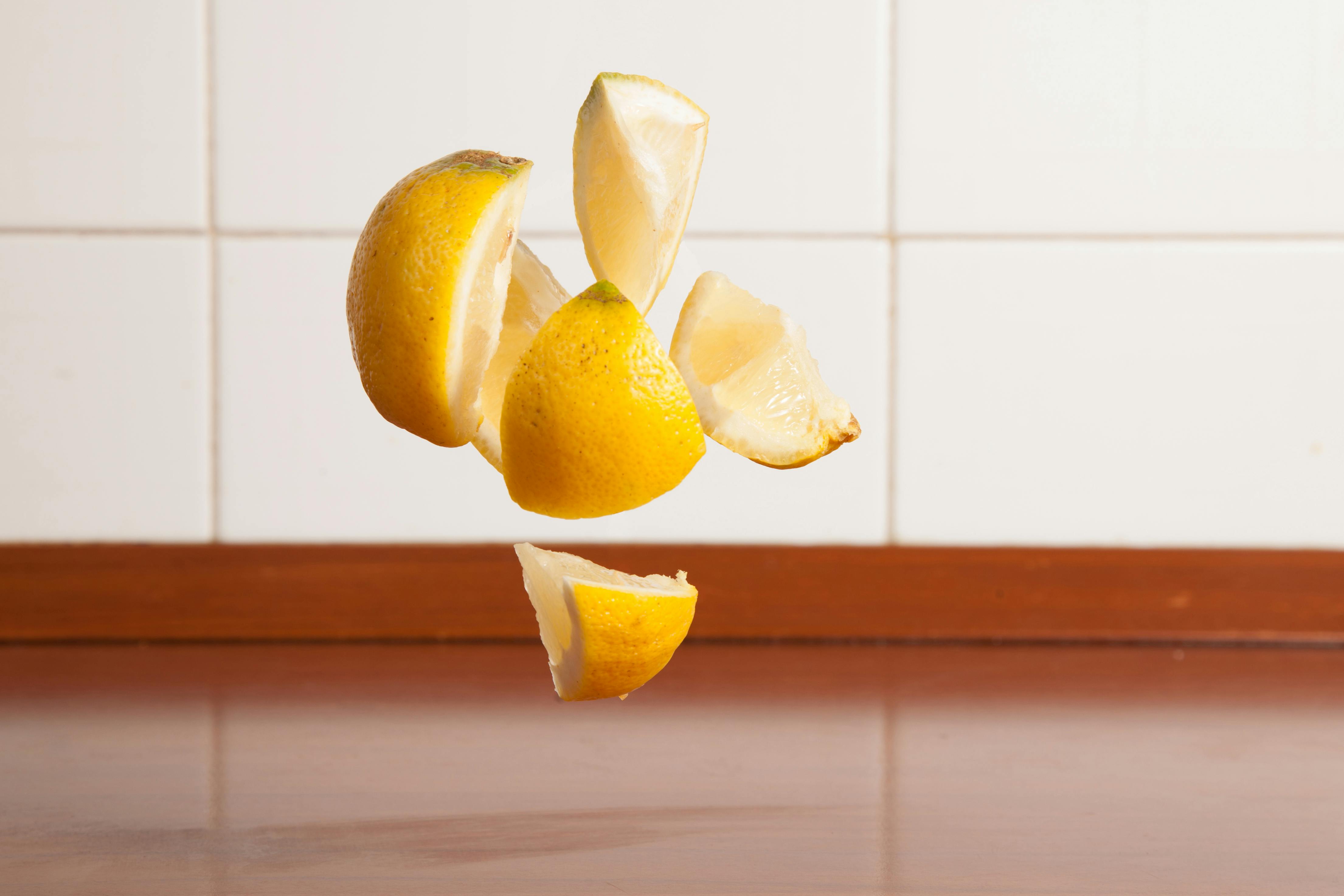 Barman pelando un limon Stock Photo