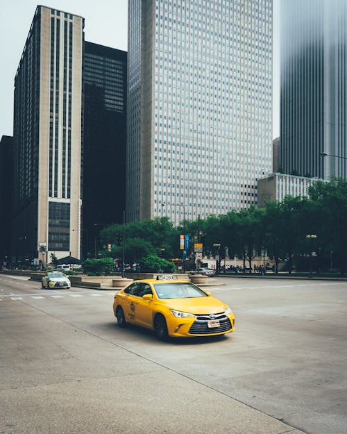 無料 道路上の黄色いタクシー 写真素材