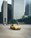 一辆黄色出租车驶过芝加哥市中心繁华的街道，周围高楼林立