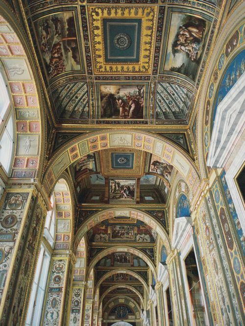 Free Ornate and richly decorated ceiling inside the Hermitage Museum, showcasing classical artwork. Stock Photo
