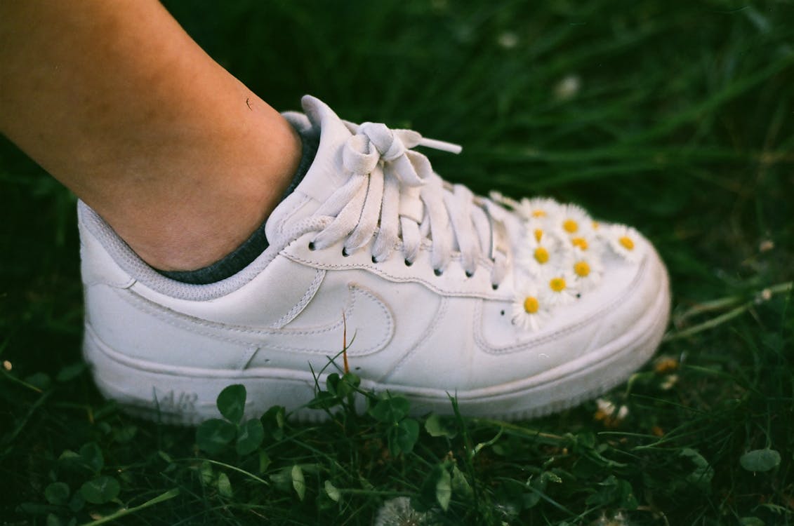 Traditioneel Voor een dagje uit textuur Close Upfoto Van Nike Schoenen Met Bloemen · Gratis stockfoto