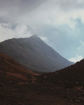 雾蒙蒙的天空下，山景令人惊叹，非常适合自然爱好者