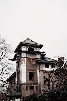 以独特的历史建筑为背景，一座废弃建筑的迷人图像映衬着多云的天空