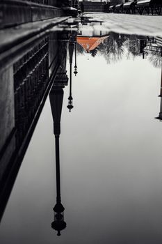 雨后，路灯映照着潮湿的街道，营造出城市喜怒无常的景象