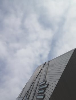 多云天空下，多伦多现代摩天大楼的低角度视图