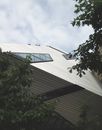 现代和未来主义建筑被绿色植物包围的引人注目的形象