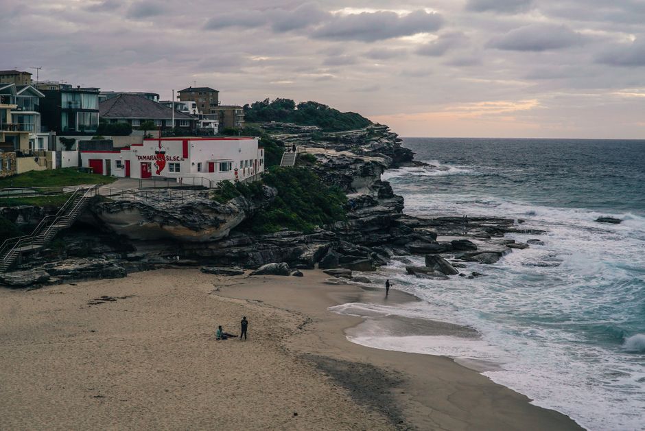 Bondi Beach legjobb rejtett strandjai magyar szemmel – Tamarama Beach Sydney turquoise water cliffs