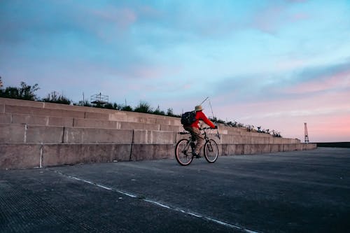 自転車に乗る男