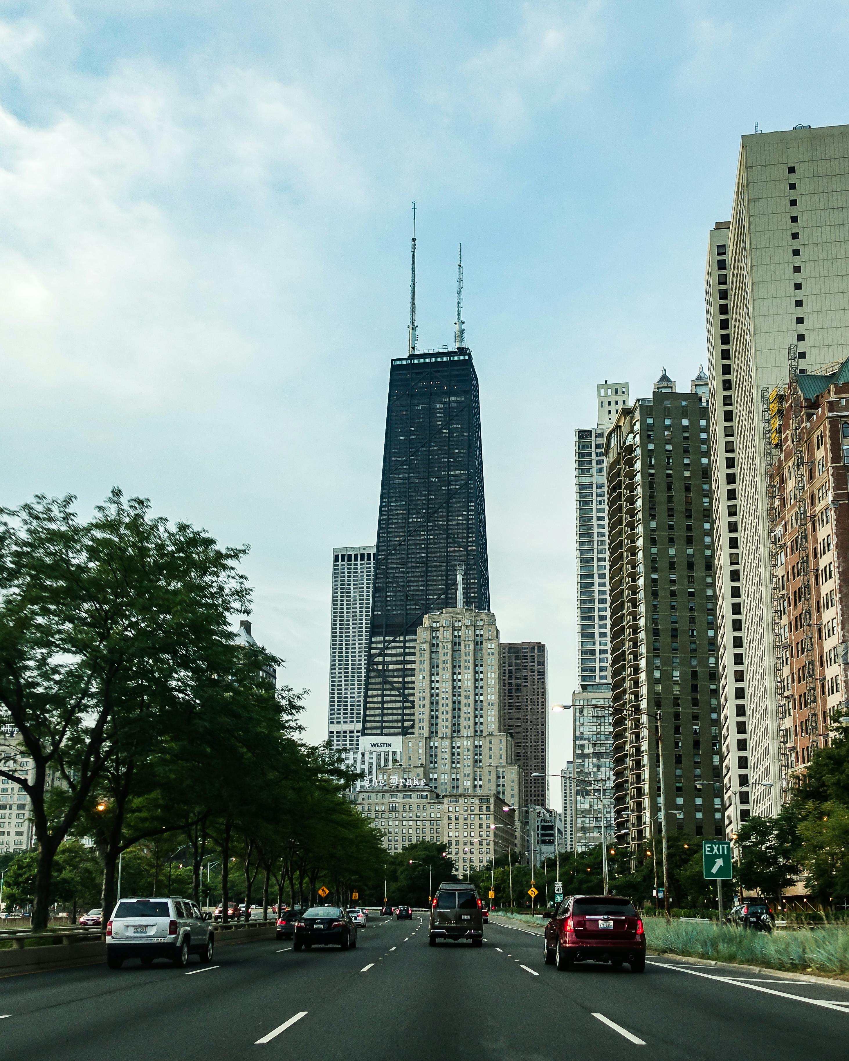 在阳光明媚的日子里，芝加哥的城市天际线以标志性的汉考克大厦为特色