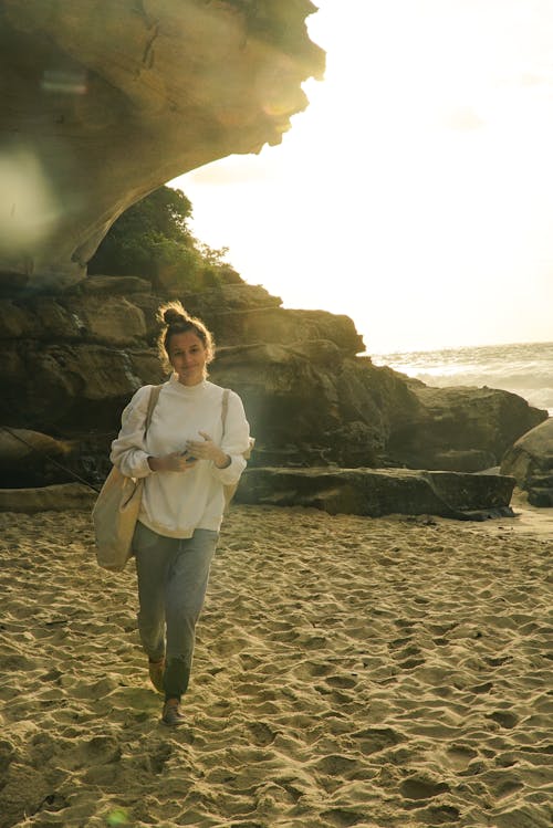 Foto De Mujer Caminando Por La Orilla Del Mar