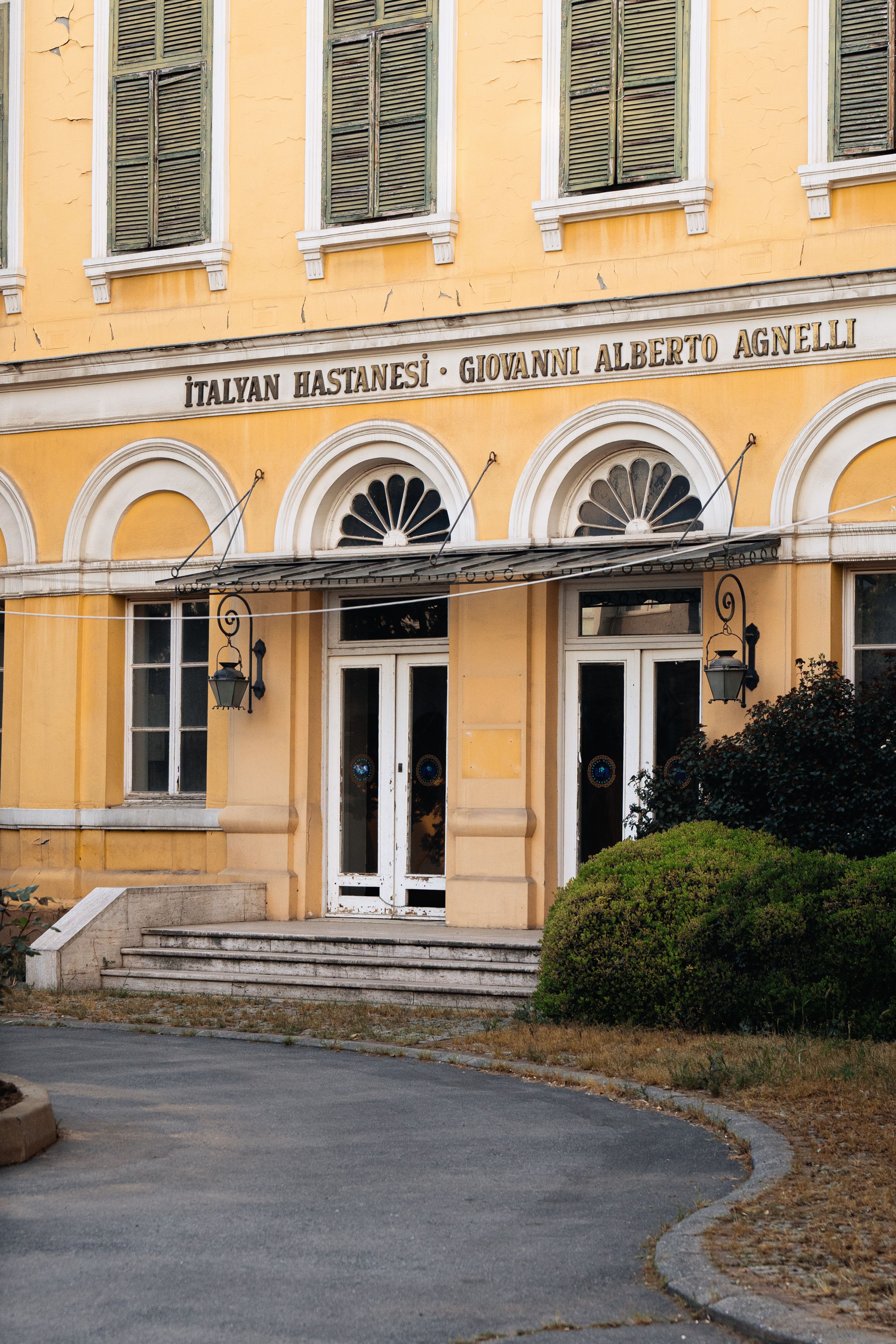 Front view of Giovanni Agnelli Hospital in Istanbul, showcasing classic architectural details.