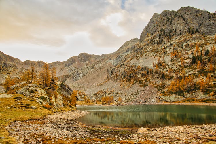 Une Montagne Embrasée Par Les Couleurs De L'automne Dans Le Mercantour