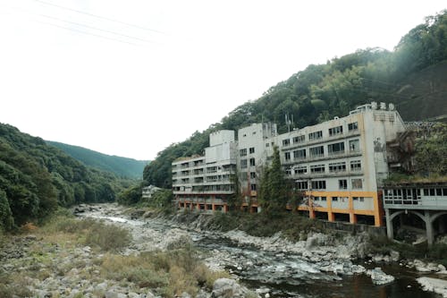 Foto profissional grátis de colinas, corrente, edifícios