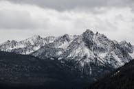 在多云的天空下，爱达荷州洛曼白雪皑皑的山脉令人惊叹