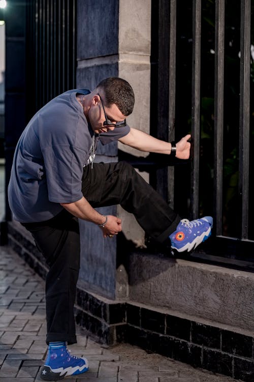 Kostenloses Stock Foto zu festhalten, herunterschauen, kurzes haar