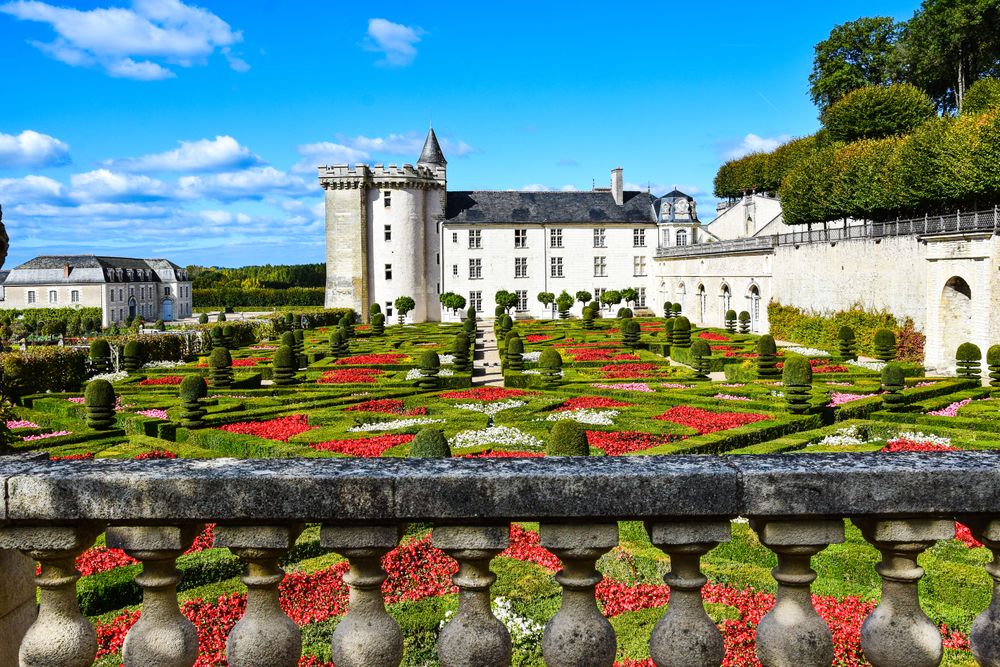 Vedere de sus asupra grădinilor geometrice de la Villandry, cu flori și buxus tuns