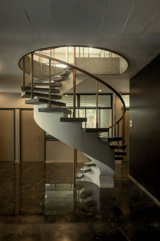 Curved marble staircase in a modern lobby, photo by Masi on Pexels