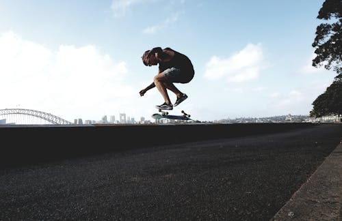 スケートボードのトリックをしている男の写真
