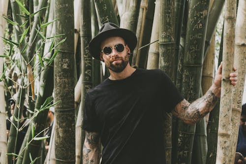 Bambu Ağaçlarının Yanında Duran Adam Fotoğrafı