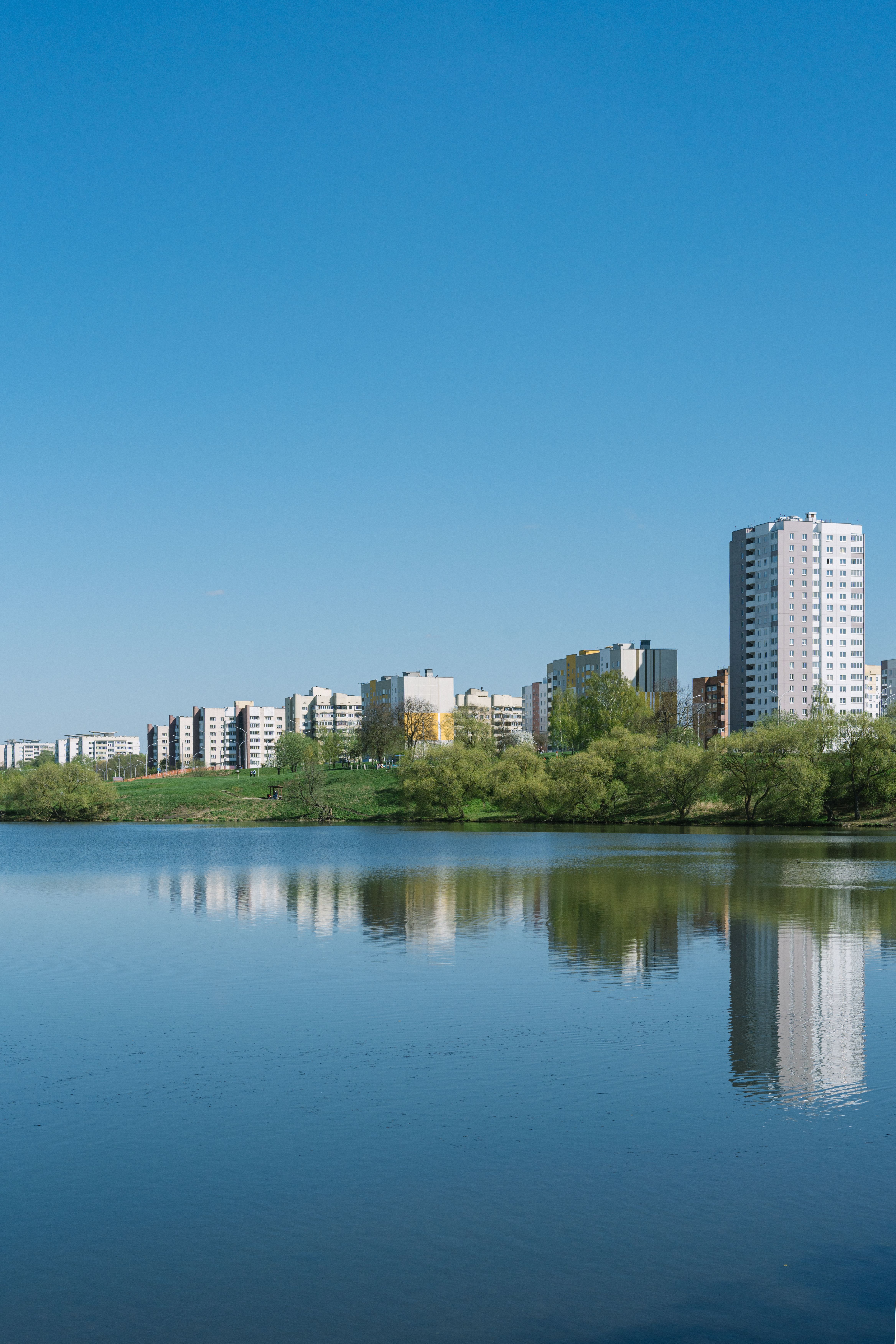Clear Sky over Lake in Town · Free Stock Photo