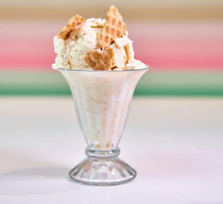 Envase de helado Marletto con cristal fragmentado visible en la superficie