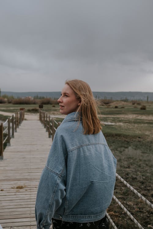 Fotos de stock gratuitas de chaqueta de jean, de espaldas, de madera