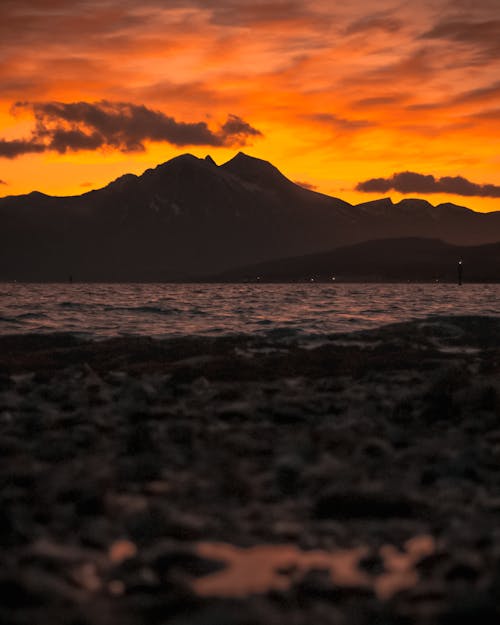 Schattenbild Der Berge Während Des Orangefarbenen Sonnenuntergangs