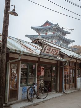 在历史悠久的韩国街景中，复古建筑旁停放着自行车，可以欣赏到寺庙的景色
