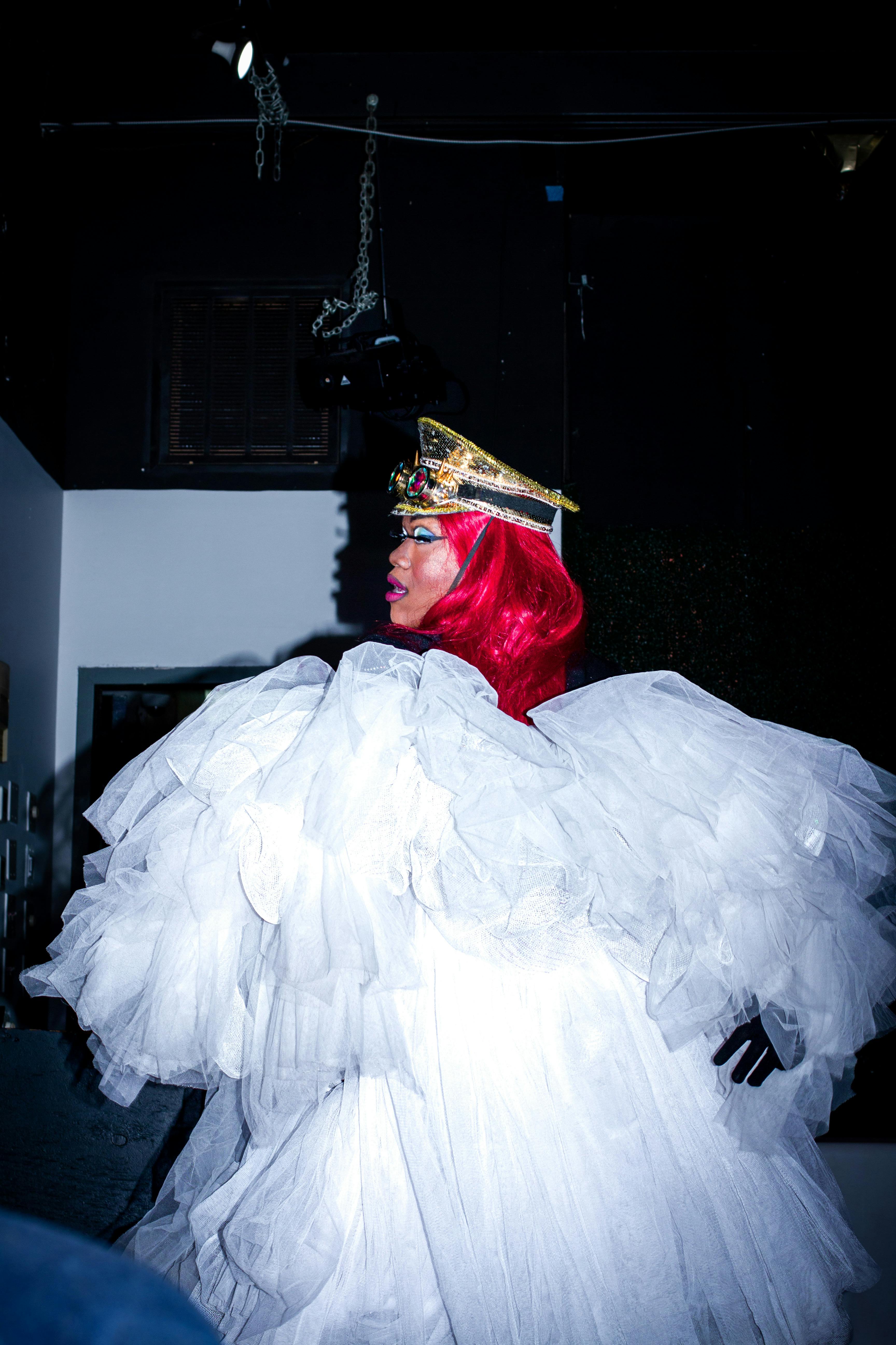 Ücretsiz avangard, ayrıntılı kostüm, Beyaz elbise içeren Ücretsiz stok fotoğraf Stok Fotoğraflar