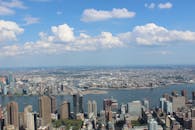 在晴朗的日子里，从空中俯瞰纽约市的摩天大楼和河流，景色令人惊叹