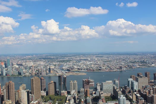 在晴朗的日子里，从空中俯瞰纽约市的摩天大楼和河流，景色令人惊叹