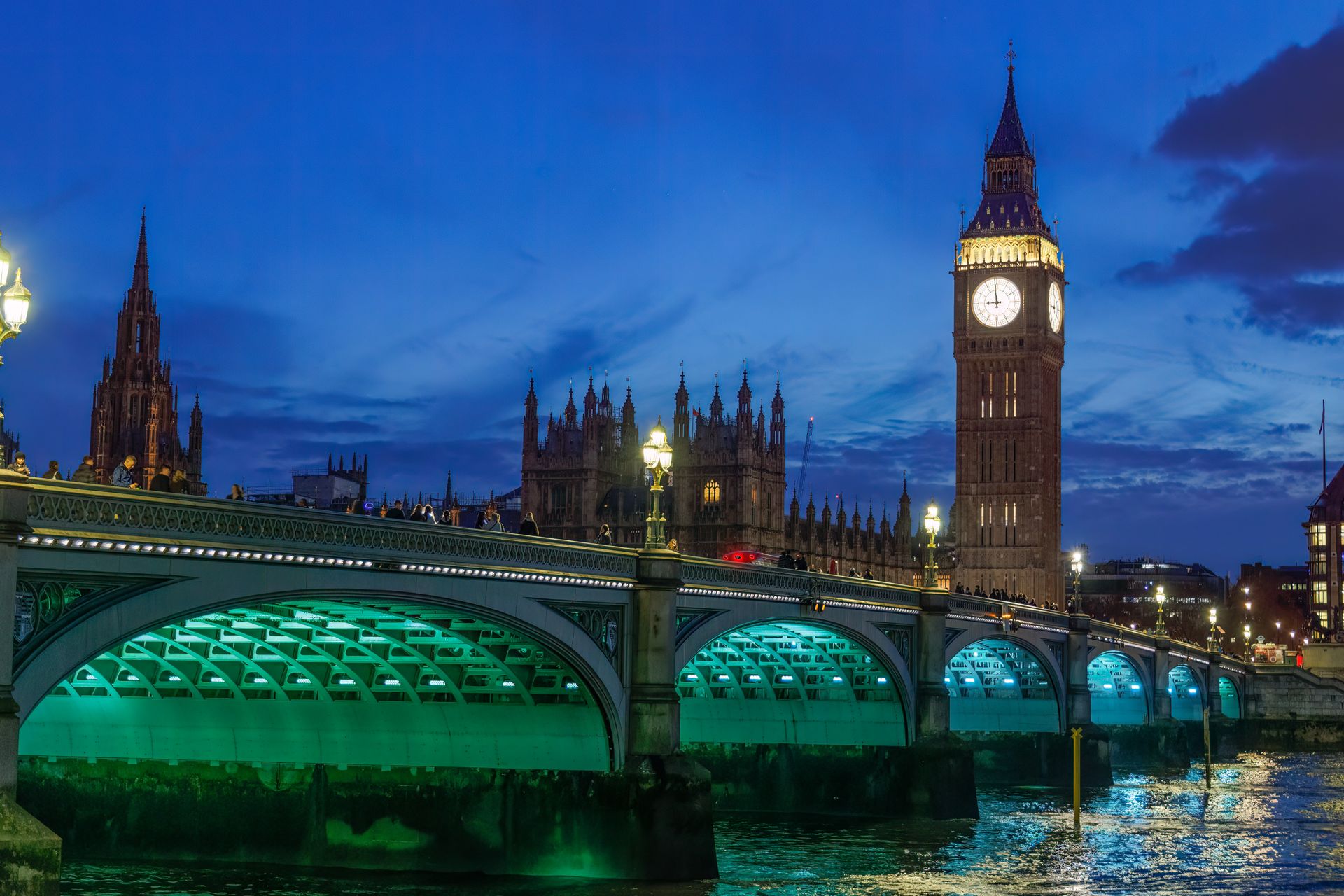 Londra'da Thames Nehri üzerinde akşam ışıkları