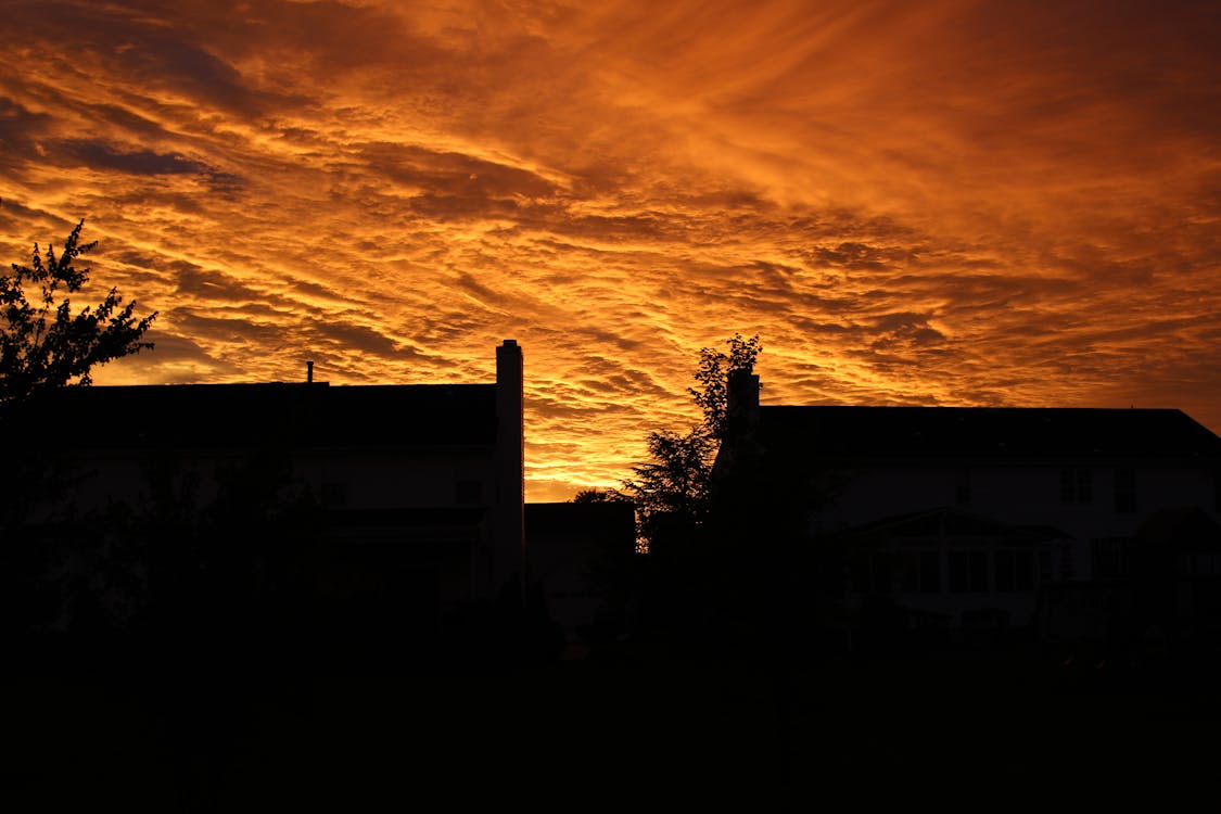 Kostenlos Schattenbild Der Gebäude Unter Orangeem Himmel Während Des Sonnenuntergangs Stock-Foto