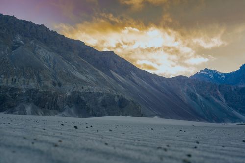 Free Breathtaking view of desert mountains at sunset, offering a dramatic landscape for adventure and exploration. Stock Photo