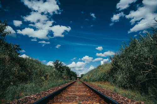 Бесплатное стоковое фото с голубое небо, железная дорога, за городом