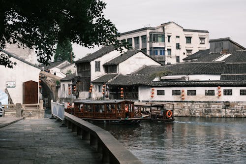 Gratis lagerfoto af båd, bygninger, kanal