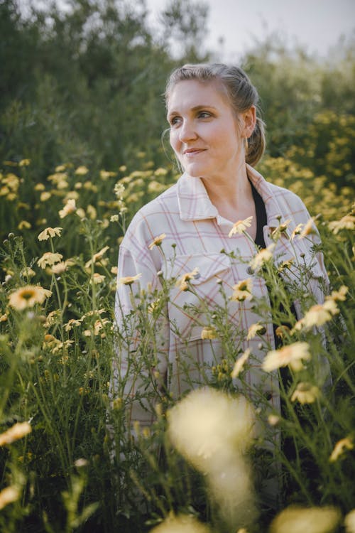 Kostenloses Stock Foto zu blond, blumen, frau