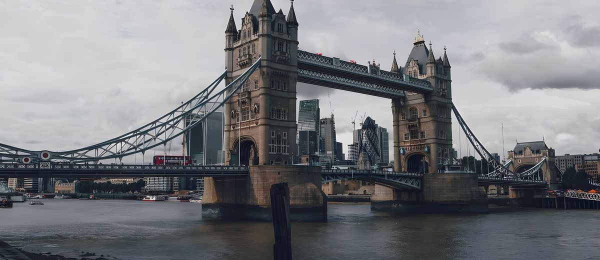 El Tower Bridge con los rascacielos de la City al fondo