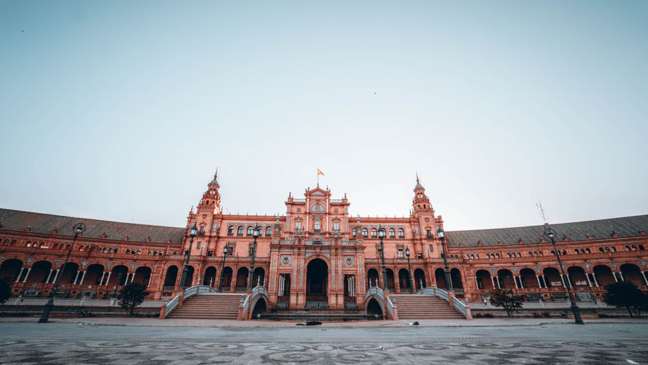 Captura de la Plaza de España en Sevilla que muestra su impresionante arquitectura bajo un cielo despejado.