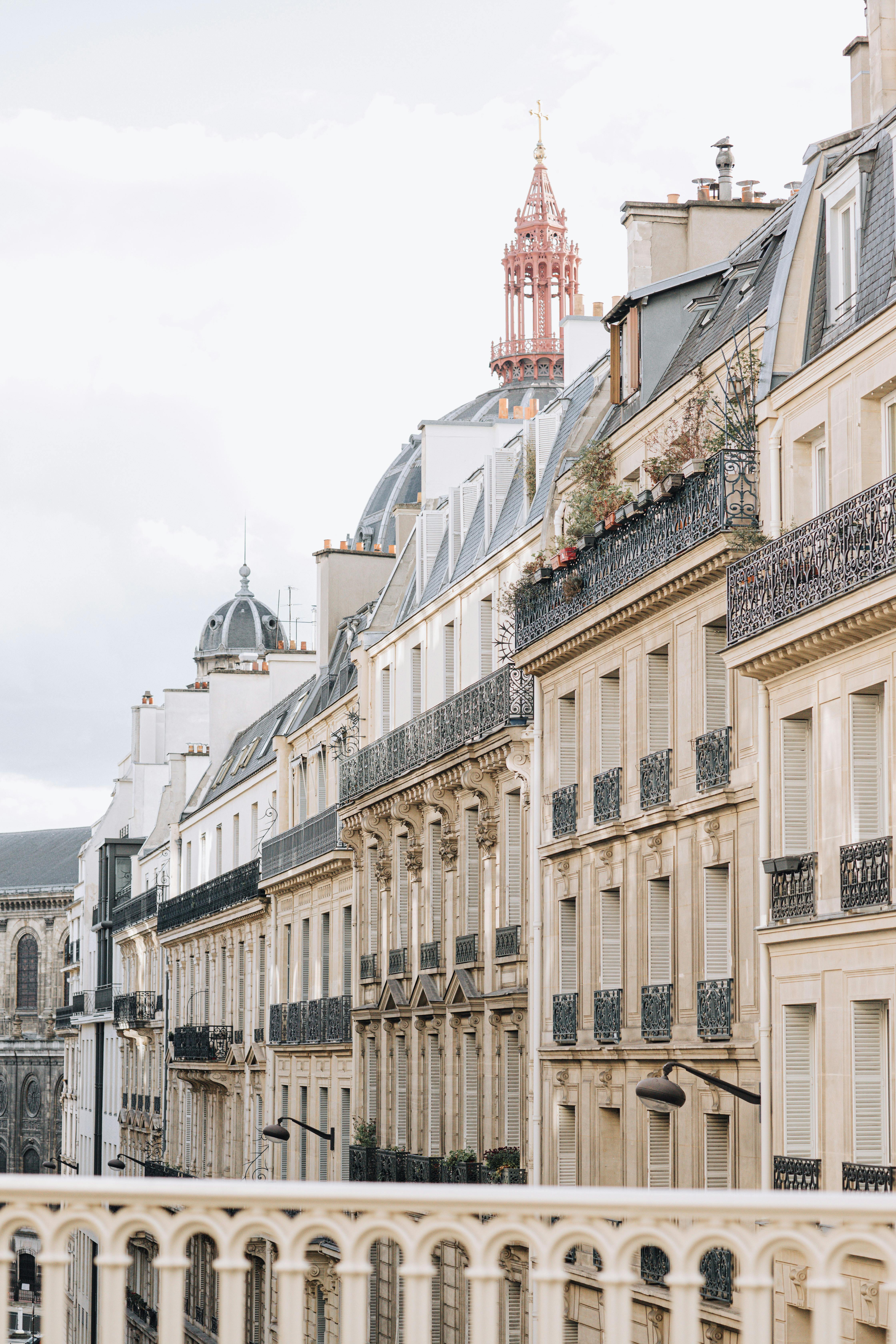 Facades of Traditional Houses in Paris, France · Free Stock Photo, image size:4480x6720