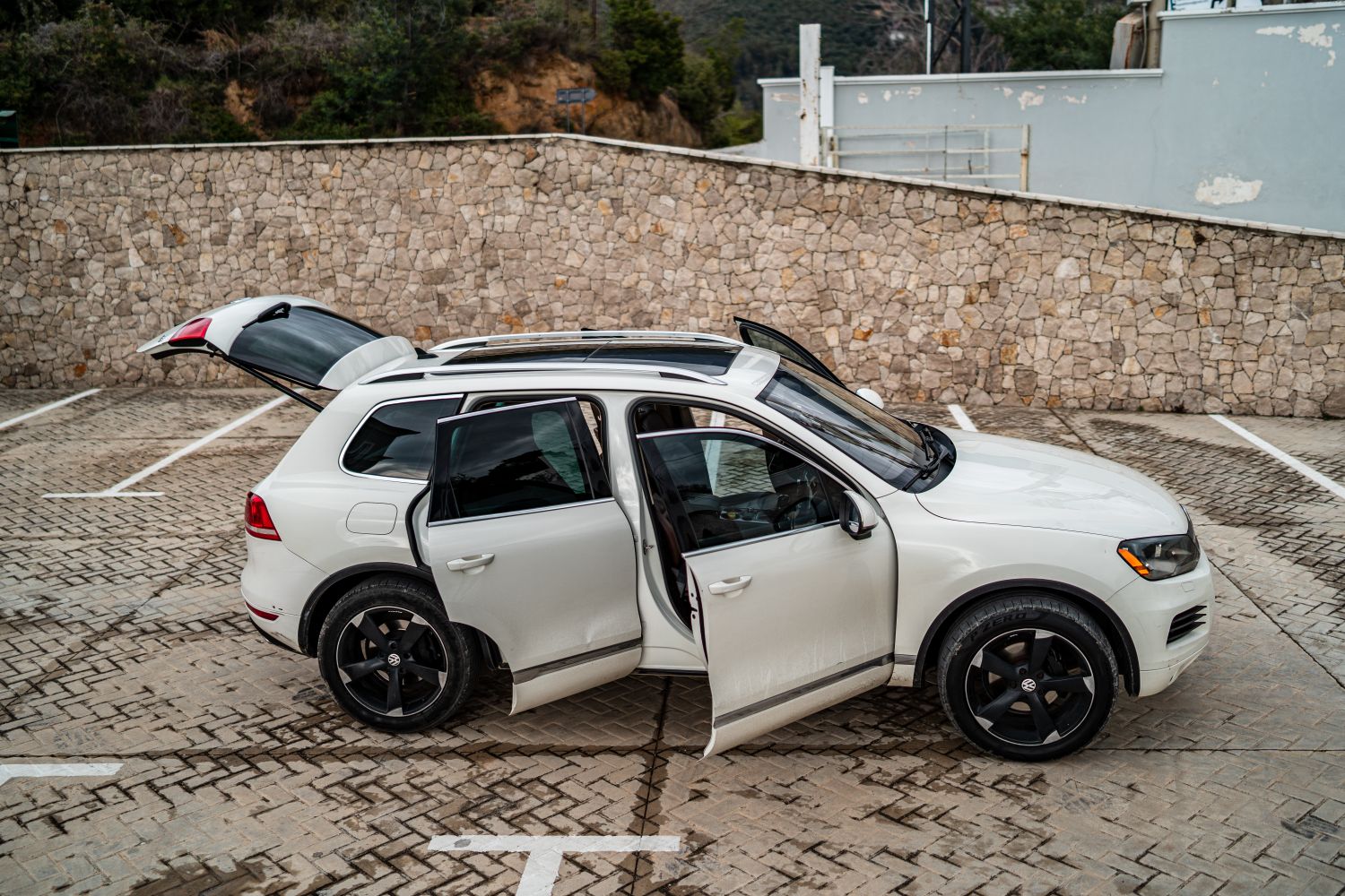 2020 Porsche Cayenne exterior parked, doors open