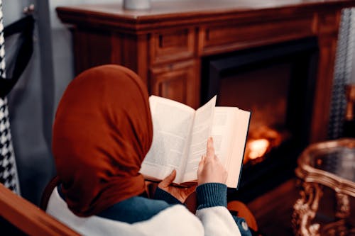 Gratis stockfoto met boek, hijab, hoge hoekmening