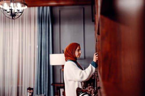무슬림, 방, 서 있는의 무료 스톡 사진