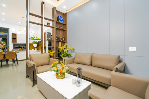 Free Elegant living room with modern furniture and vibrant flowers enhancing the space. Stock Photo