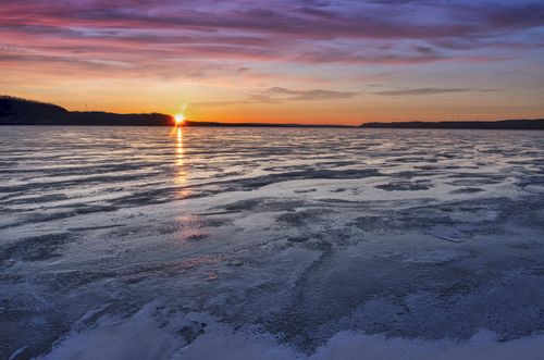 Free A breathtaking view of a frozen lake at sunset in Lake City, Minnesota, showcasing vibrant skies. Stock Photo
